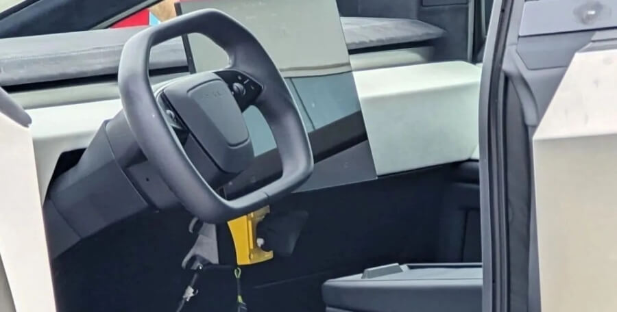 Большой дисплей и необычный руль: интерьер пикапа Tesla Cybertruck показали на новых фото