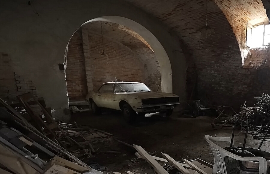Chevrolet Camaro RS 1968 года найден в подвале заброшенного особняка