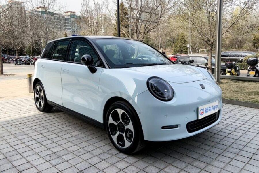 JAC выпускает новый бюджетный электромобиль Yiwei 3 за 1 млн рублей