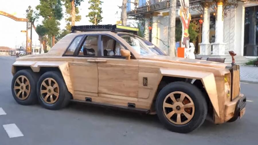Китайец своими руками собрал шестиколесный Rolls-Royce из дерева