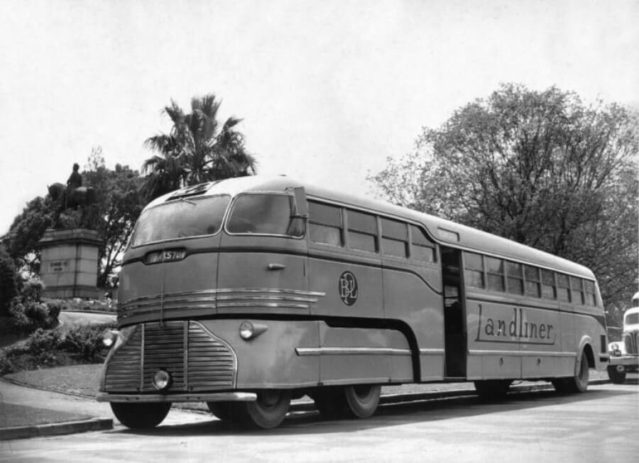 Очень необычный автобус Dyson Landliner: пассажирский прицеп с двухмоторным бескапотным тягачом