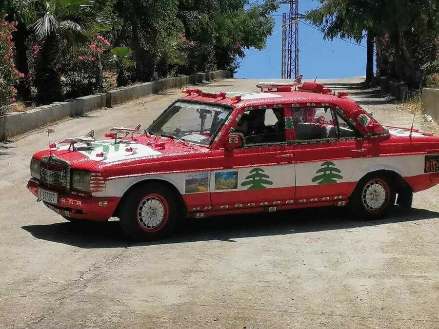 Причудливое такси Mercedes-Benz с двигателем BMW 1977 года в Ливане.