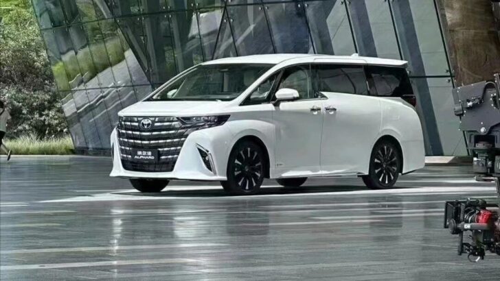 Toyota Alphard 2024 полностью раскрыта на живых фотографиях