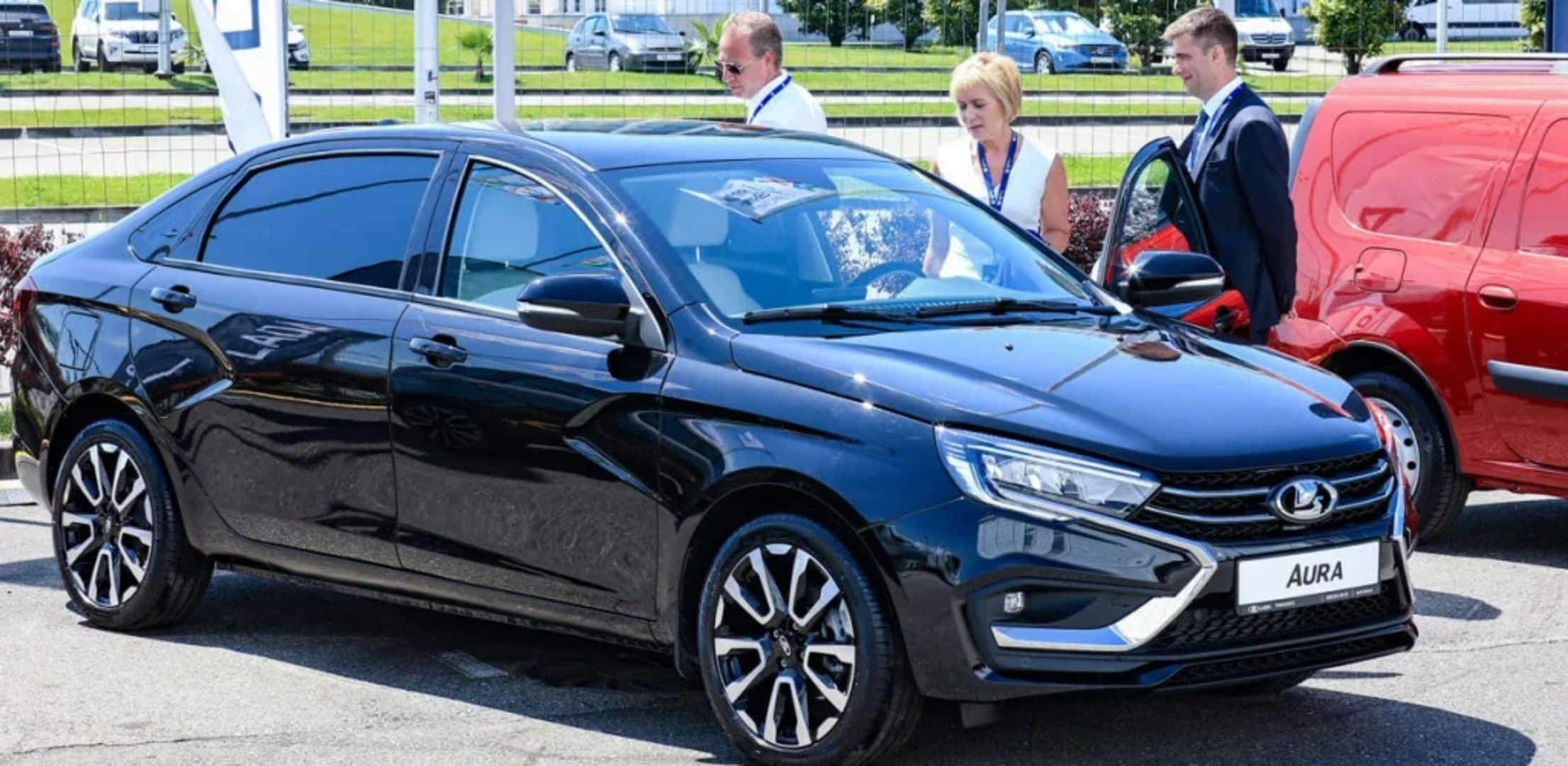 Lada Aura 2024 показана на форуме ПМЭФ в Санкт-Петербурге