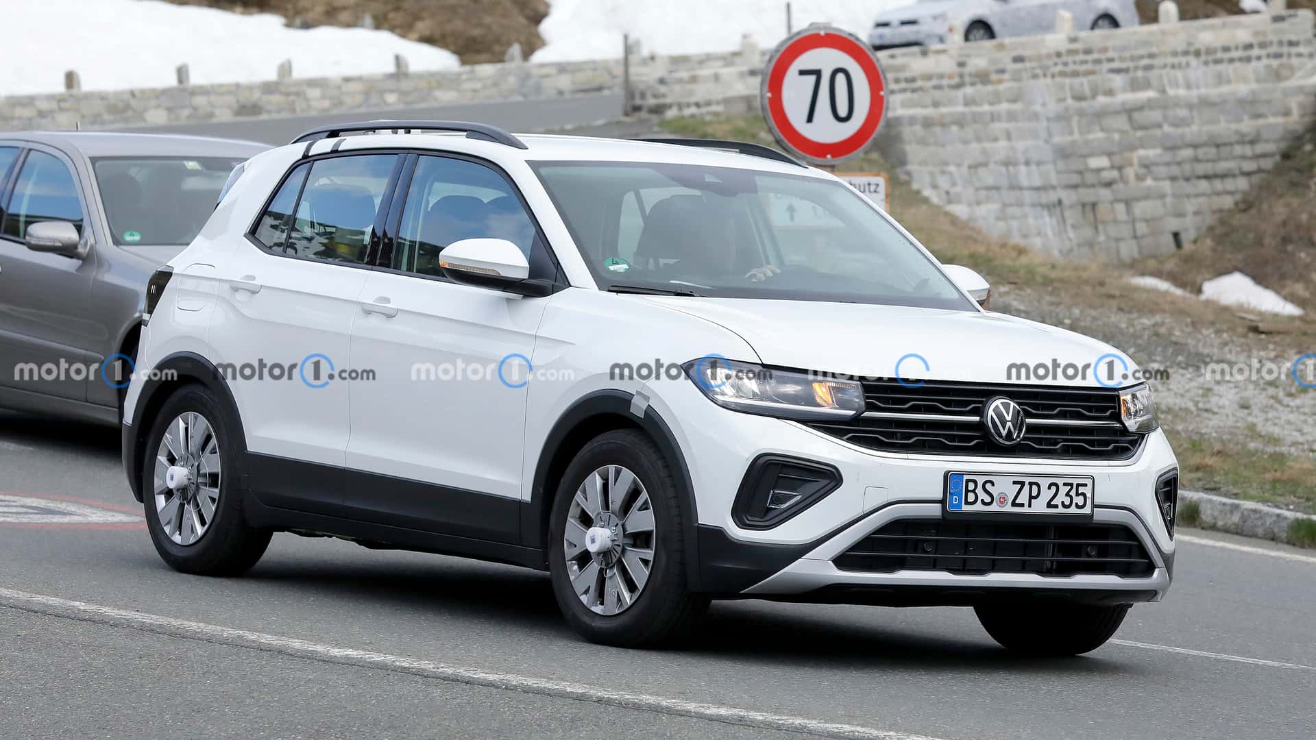 Volkswagen T-Cross 2024 замечен на дорожных испытаниях