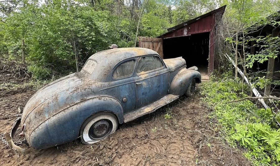 Капсула времени: Chevrolet 1940 года простоял в старом сарае около 70 лет