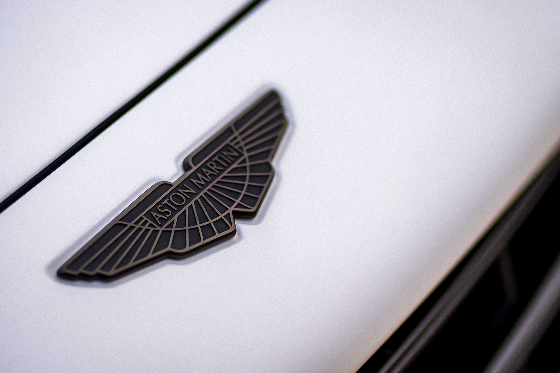 Новые автомобили Aston Martin получат сиденья, разработанные Geely