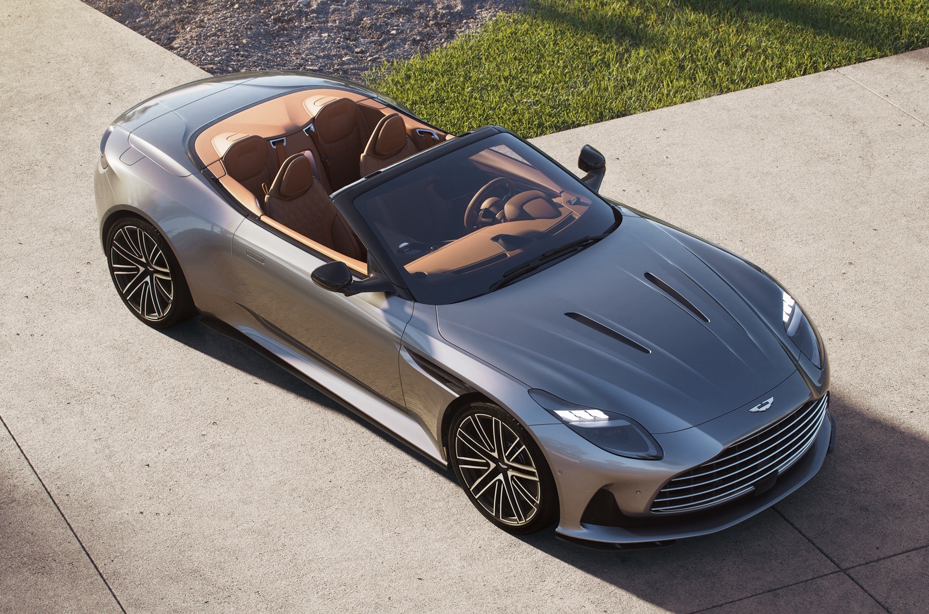 Представлен суперкабриолет Aston Martin DB12 Volante