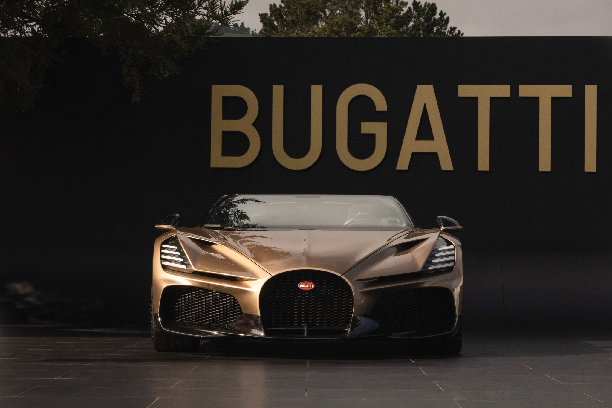 Bugatti сделала эксклюзивный «золотой» родстер W16 Mistral