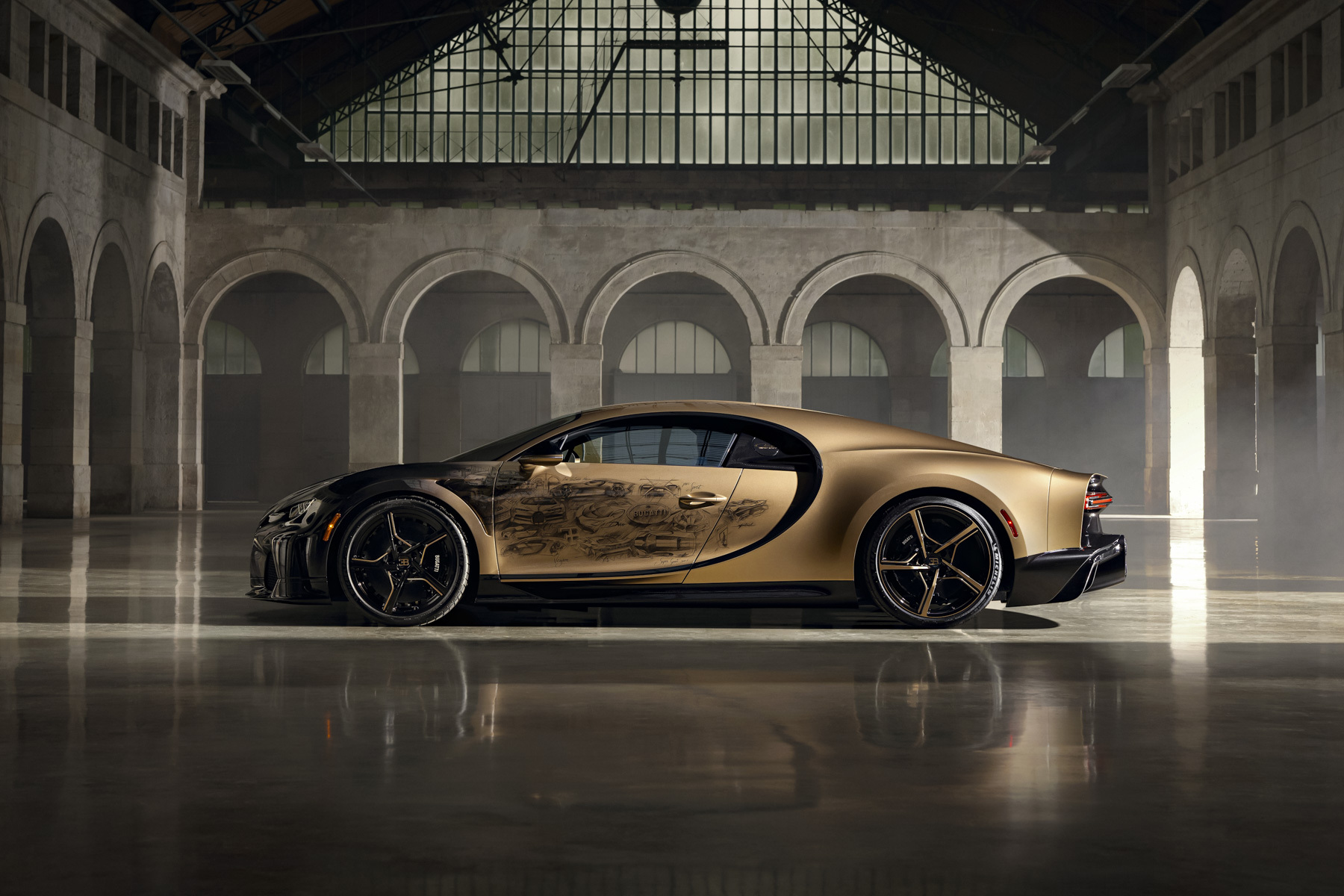 Bugatti представляет раскрашенный вручную золотой гиперкар Chiron Super Sport