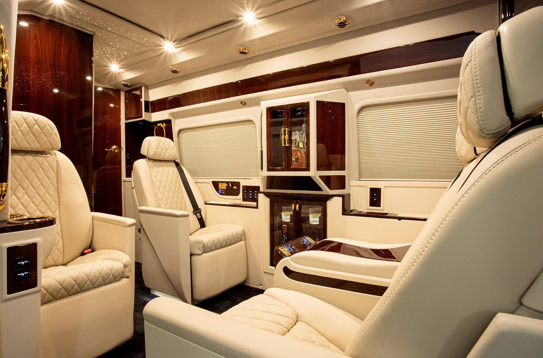 Van Mercedes-Benz Sprinter turned into a luxury office on wheels with a toilet