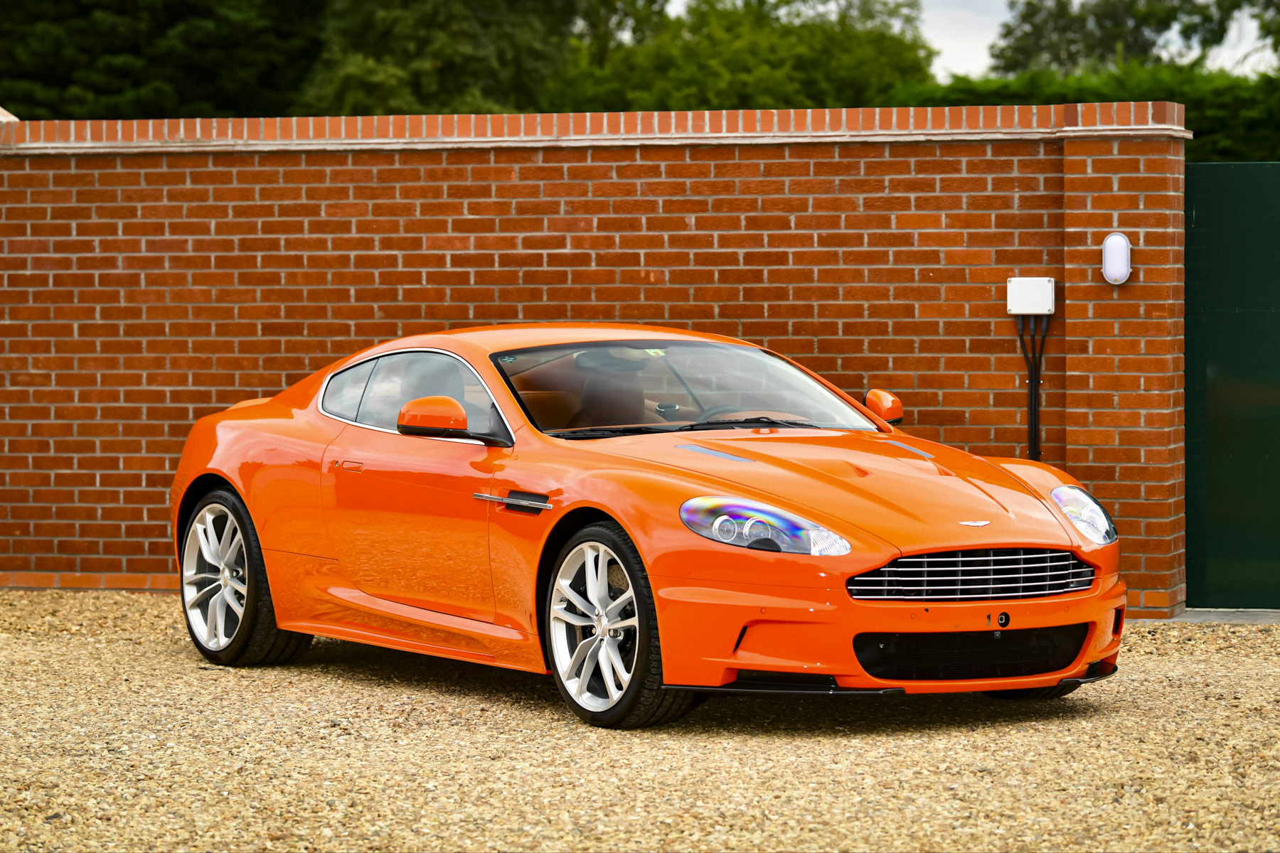 Коллекцию из восьми оранжевых Aston Martin разных моделей выставят на аукцион