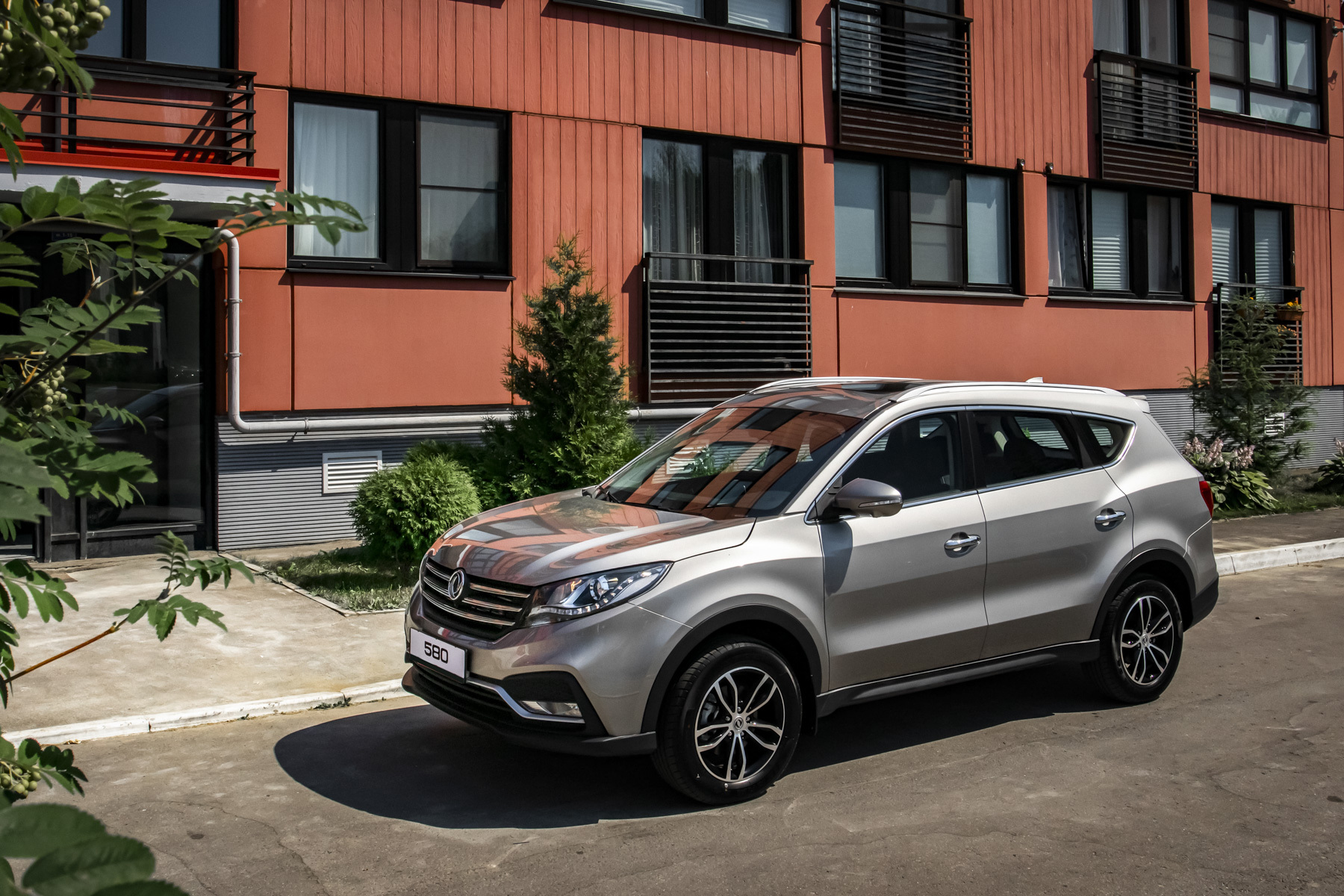 A new Chinese crossover Dongfeng with seven seats has appeared in Russia