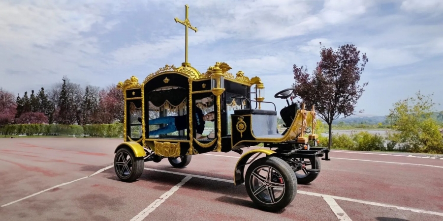 An electric hearse similar to the Pope’s carriage has been put up for sale in China.