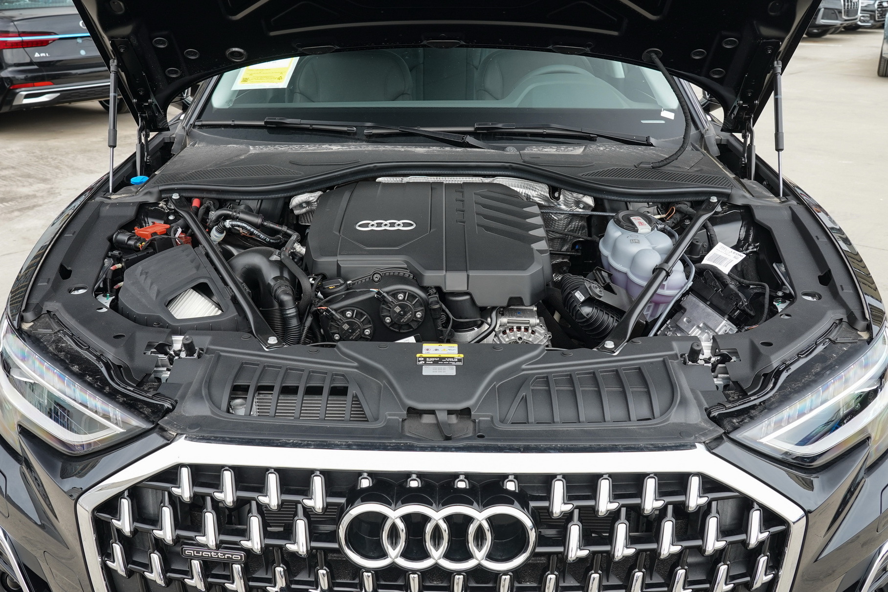 Audi предложила флагманский седан A8L с четырьмя цилиндрами