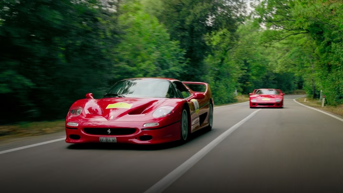 Наследники Энцо Феррари прокатились на культовых суперкарах Ferrari