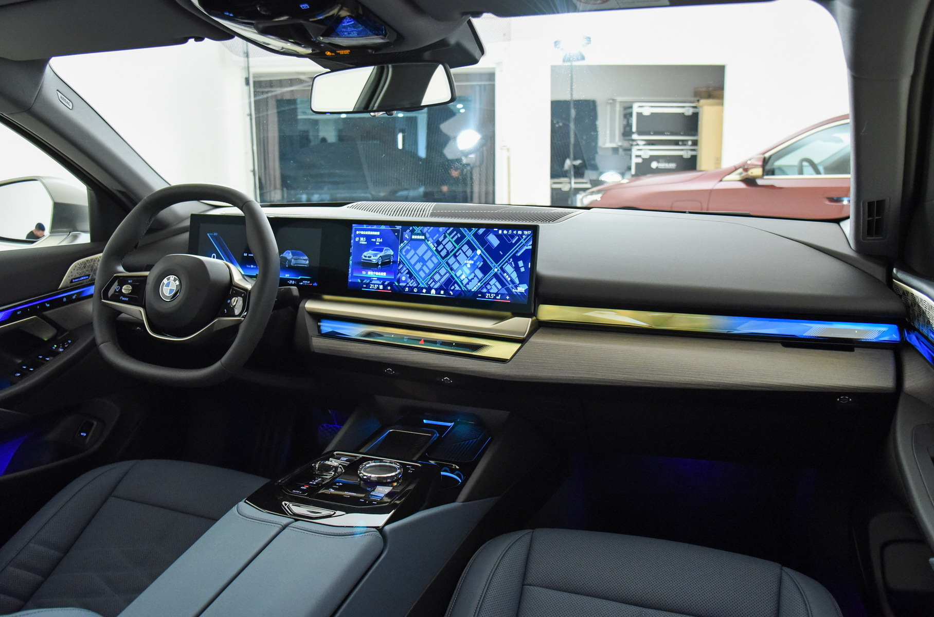 Новый длиннобазный BMW 5-Series: роскошные опции и характеристики