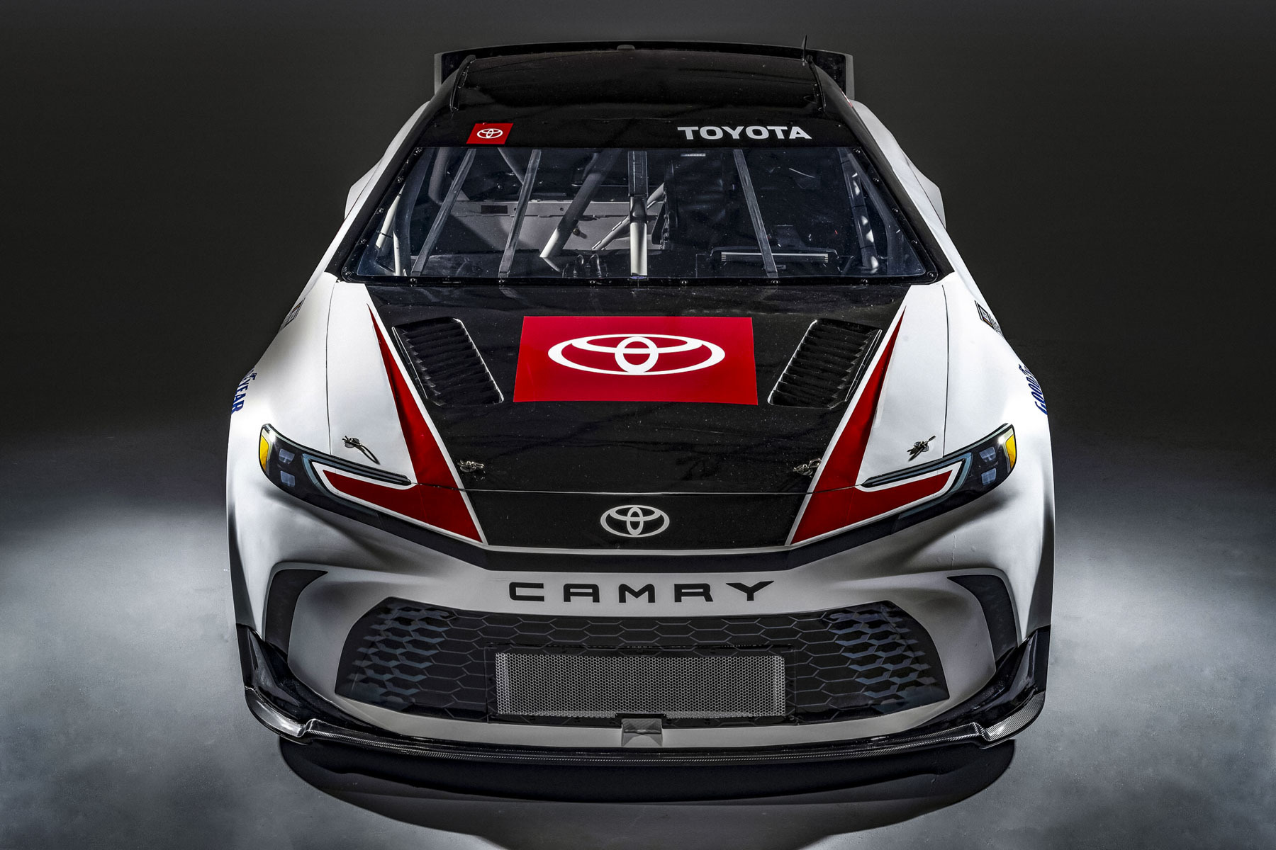 Toyota представила трековый автомобиль Camry XSE для гоночной серии NASCAR