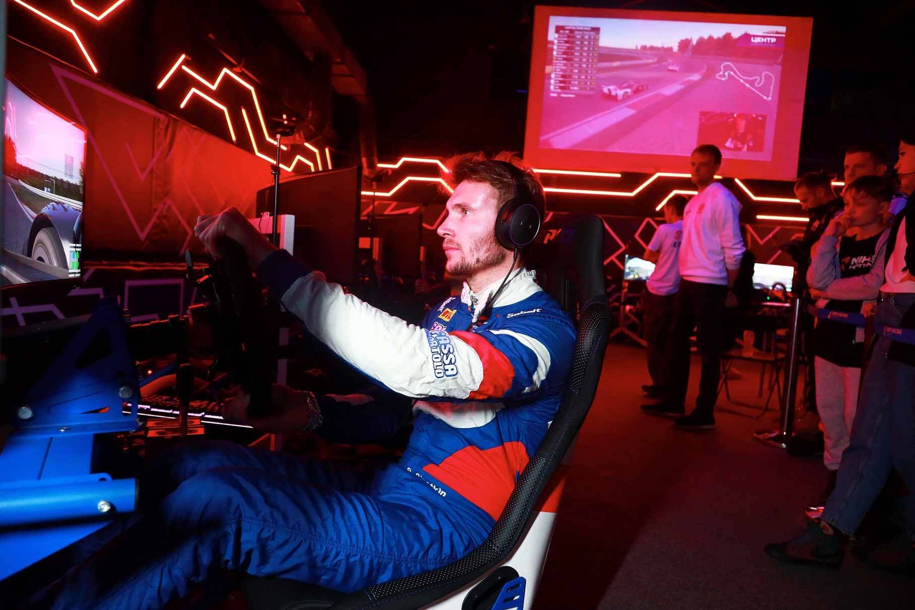 Пилоты Формулы-1 будут соревноваться с гонщиками-симуляторами в параллельных реальностях