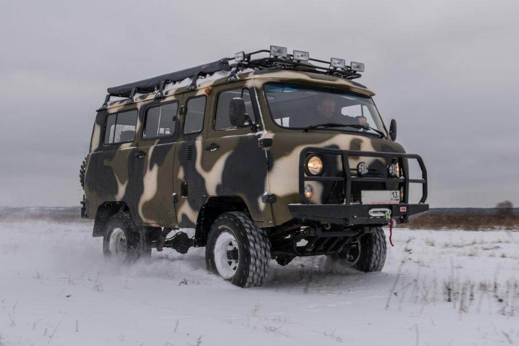Russian men know how to turn a UAZ “Loaf” into a real Land Rover: the British gasped