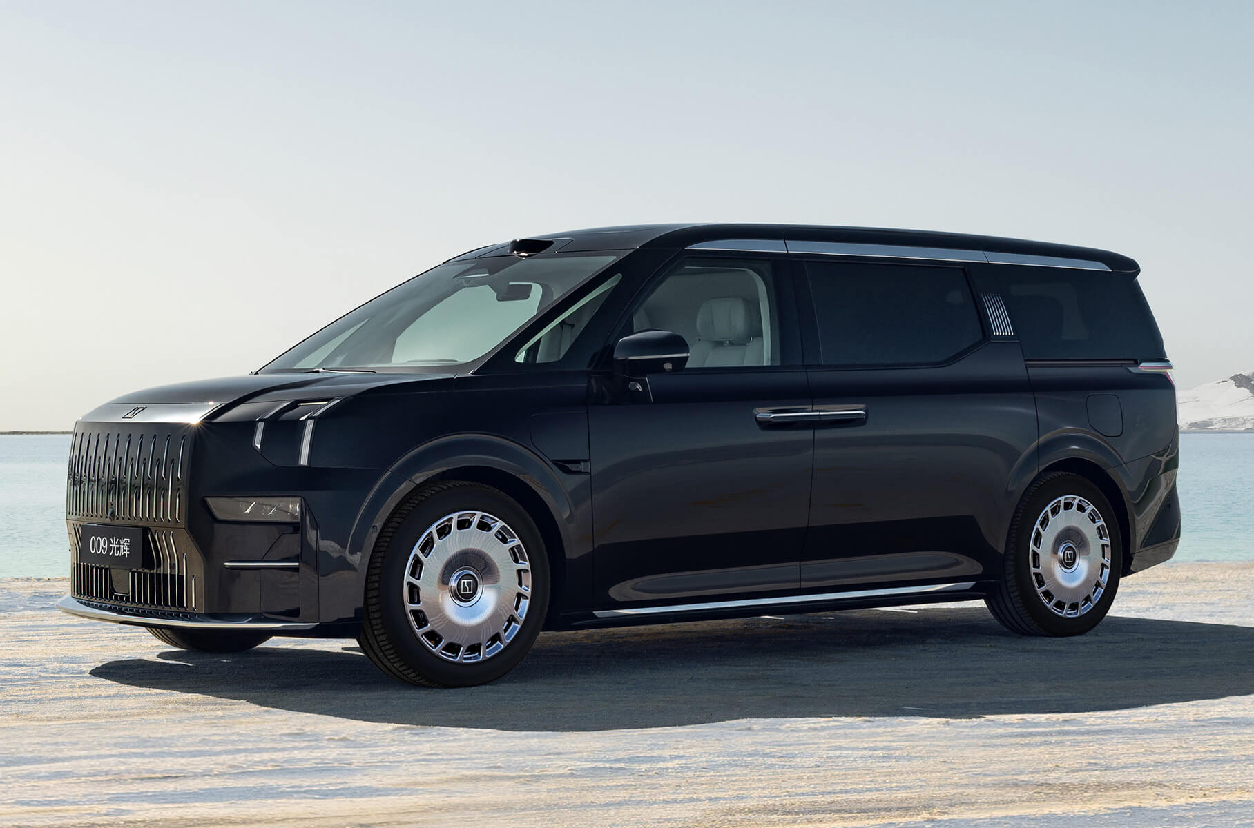 Everyone will sit down: new minivans from China