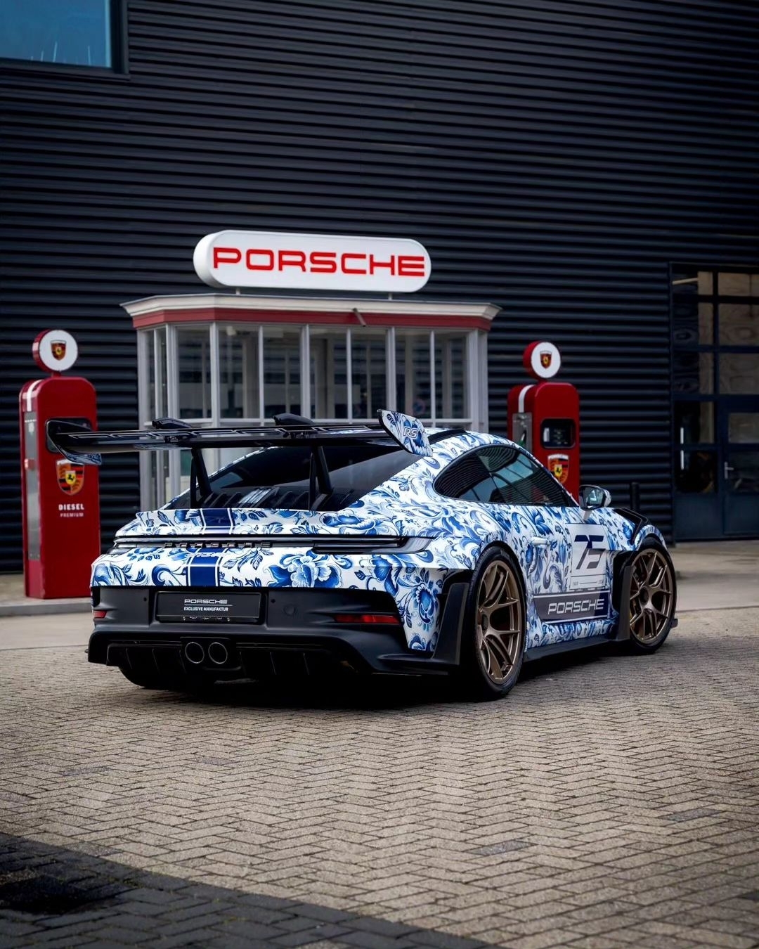 Porsche showed a unique “porcelain” 911 with Gzhel painting